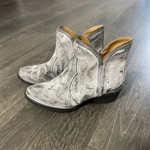 Sterling River Women’s Gray Embroidered Boots